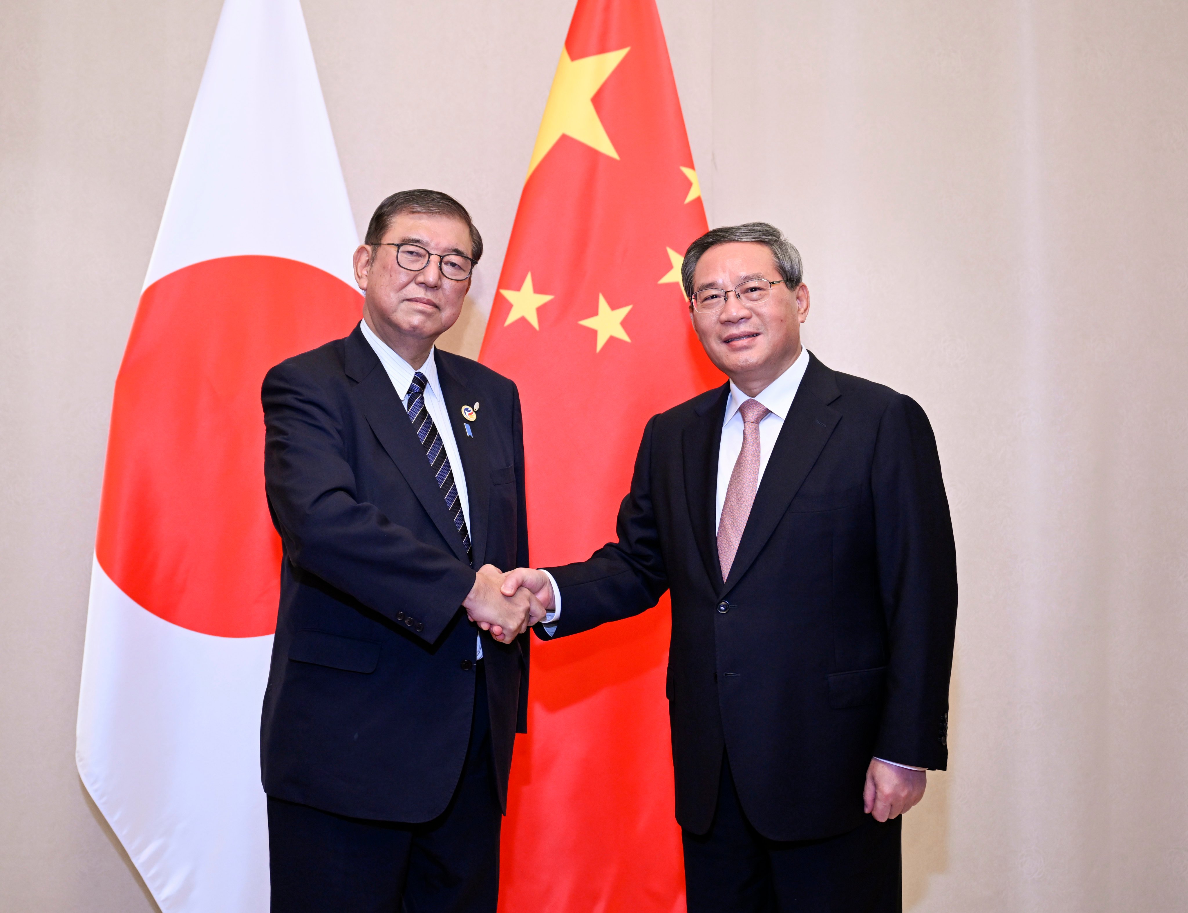 Japanese Prime Minister Shigeru Ishiba (left) and Chinese Premier Li Qiang on the sidelines of the Asean leaders’ meetings on East Asia cooperation in Vientiane on Thursday. Photo: Xinhua